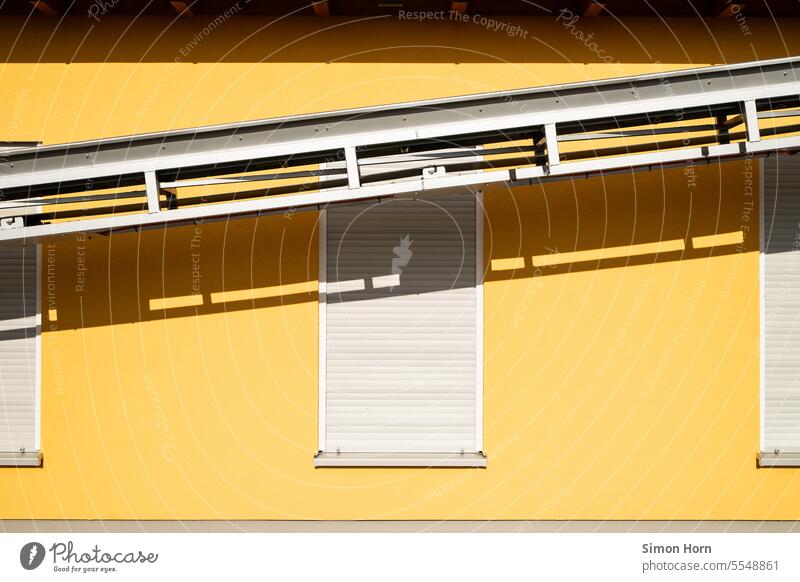 Conveyor belt in front of closed windows Upward upstairs Collection fruit shutters Go up Materials handling promote sunny Shadow Structures and shapes ascent