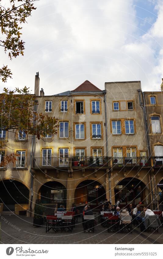 Schattenspiel auf den Häuserfassaden der Place St Louis in Metz historisch Licht Sonnenlicht urban Architektur mittelalterlich Torbögen architektur gebäude