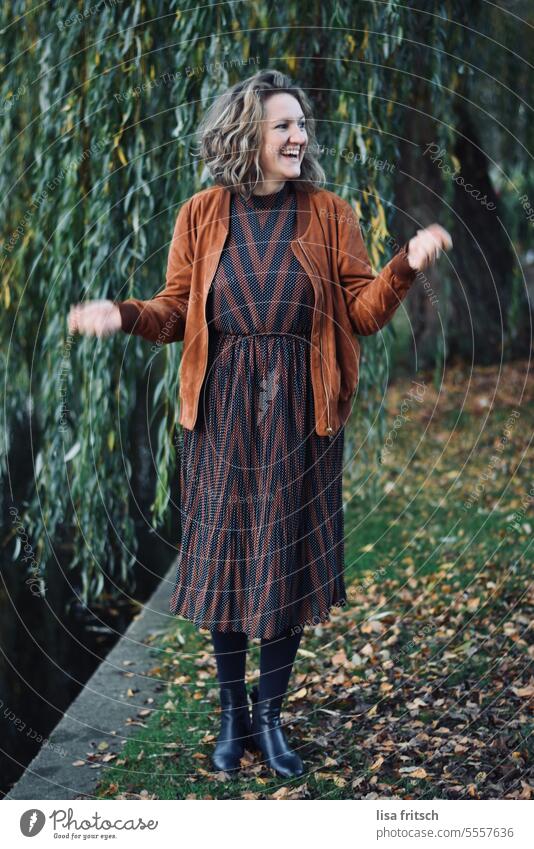 WOMAN - AUTUMN - CHEERFUL Woman 30 - 35 years Blonde Curl Chic Autumn Autumnal coloured leaves Weeping willow Happiness Laughter Contentment Exterior shot
