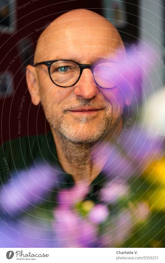 Wide land | Say it through the flower | Male portrait with blurred flowers in foreground Human being 1 Person person 1 person Man Man with glasses Eyeglasses