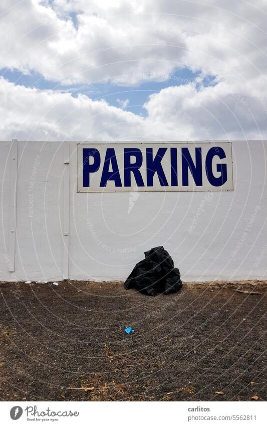 the KING PAR his palace wall incl. garbage bag Parking lot parking Wall (barrier) Signs and labeling Wall (building) Signage Blue writing White Trash