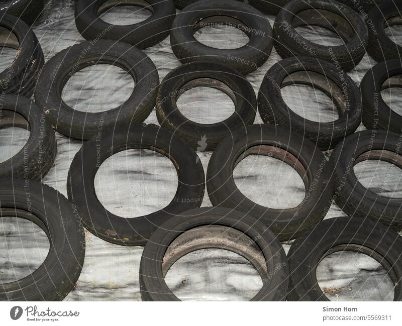 Tires lie on a tarpaulin in contrasting colors Contrast Covers (Construction) Protection Weather circles Geometry Weight Structures and shapes Plastic Repeating