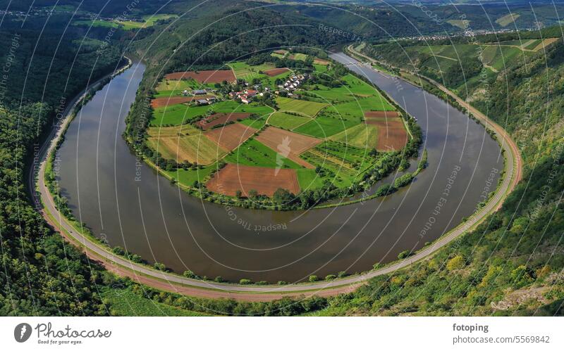 River loop of the Saar. The river winds through the valley and is surrounded by green hills and forests. Serrig, Kastel-Staadt, Taben-Rodt, Rhineland-Palatinate, Germany.