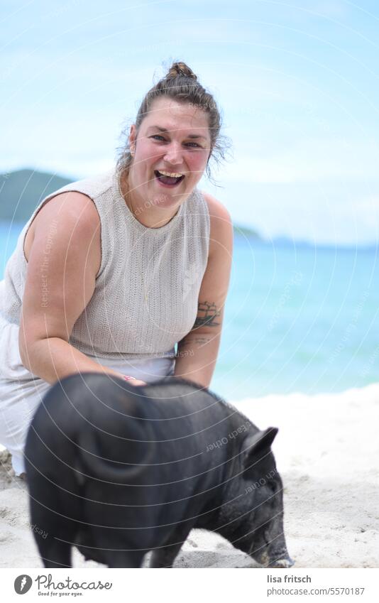 SURPRISE - PIGS ON THE BEACH Woman 30 - 40 years astonished joyfully excited Swine Beach Ocean Tourism Vacation & Travel Summer Adults Colour photo