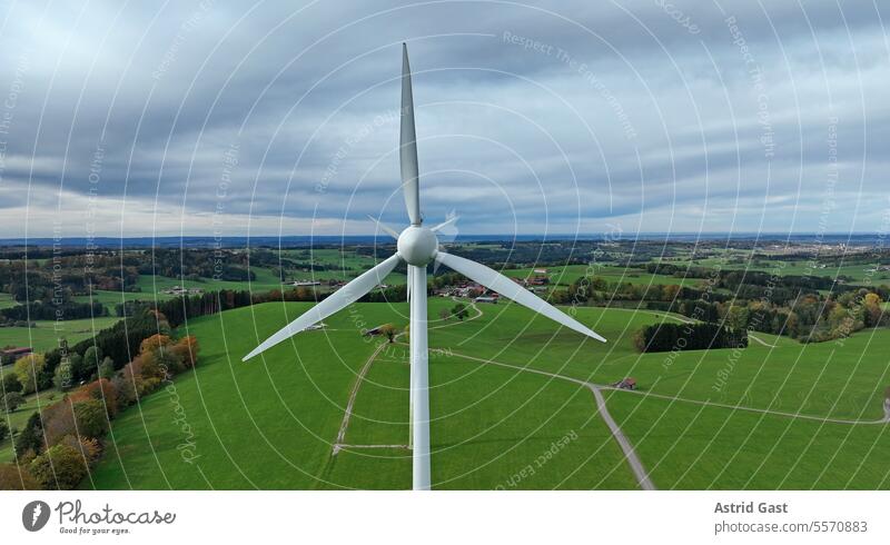 Drohnenaufnahme von einem Windrad in Bayern drohnenaufnahme luftaufnahme windräder windrad windkraft drehen bayern stromerzeugung stromgewinnung