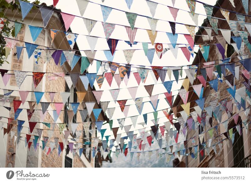 THE WORLD IS SO MUCH MORE BEAUTIFUL IN COLOR pennant flags variegated Decoration pennant chain Feasts & Celebrations Street party Party Paper chain Happiness