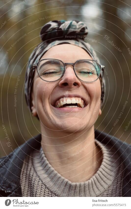 POSITIVE - LAUGHTER - JOIE DE VIVRE Woman 18 - 30 years Close-up Eyeglasses beautiful teeth Headwear Headscarf Laughter fortunate Teeth Feminine Colour photo