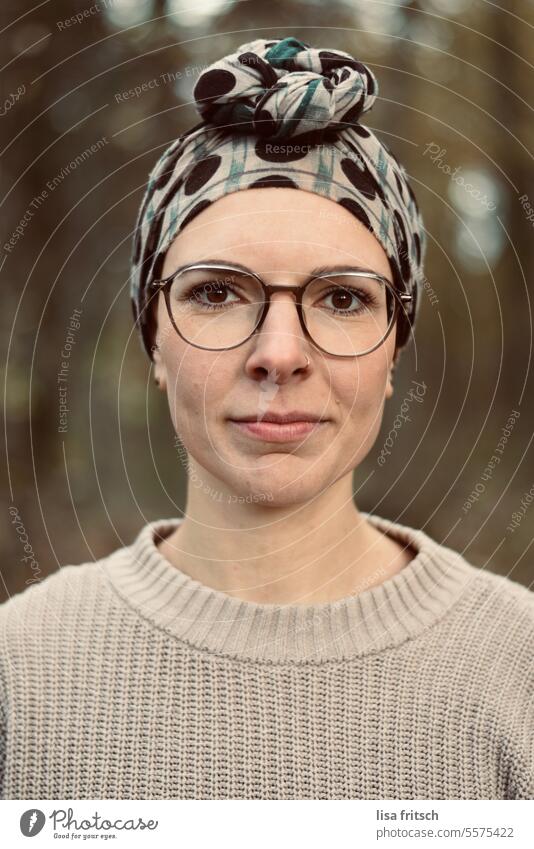 WOMAN - FOCUSED - SERIOUS Woman 18 - 30 years Eyeglasses Close-up Nose ring Headscarf portrait pretty woman Earnest Seriousness Demanding
