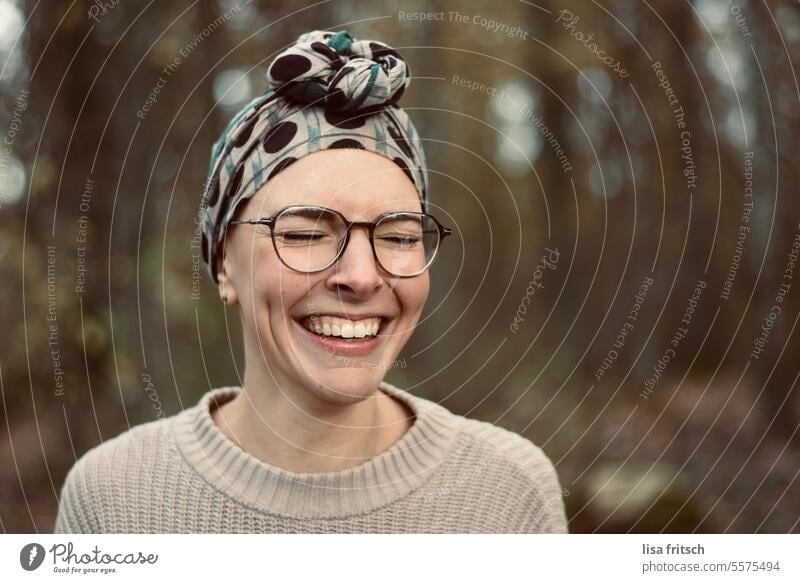 WOMAN - LAUGHTER - JOIE DE VIVRE Woman 25 to 30 years Eyeglasses Headscarf Headscarves pretty Laughter Joy Joie de vivre (Vitality) fortunate Adults
