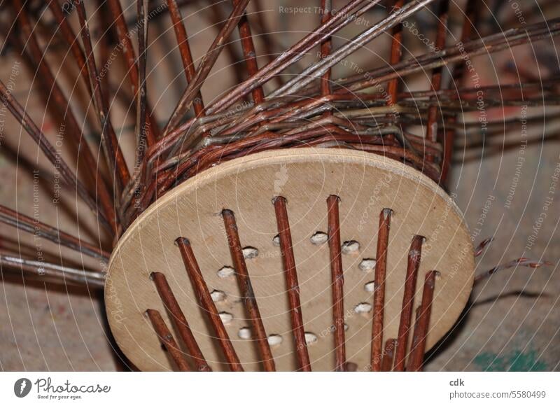 helpful | a perforated template as an aid for basket weaving. Willow weaving Willow rods Willow weaving course price Seminar Indicate Explain teach inform Study