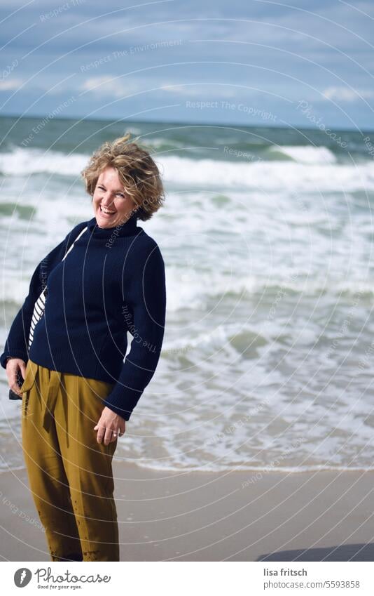 JOIE DE VIVRE - ENJOY Woman 30 - 40 years by the sea Ocean Sylt Laughter muck about chill Autumn Adults Colour photo Exterior shot Waves Relaxation fortunate