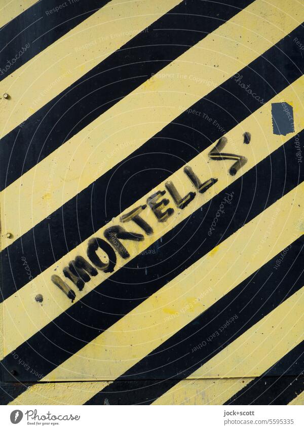 Vorsicht Imortells oder Immortals Stripe Warning sign Street art English wrong