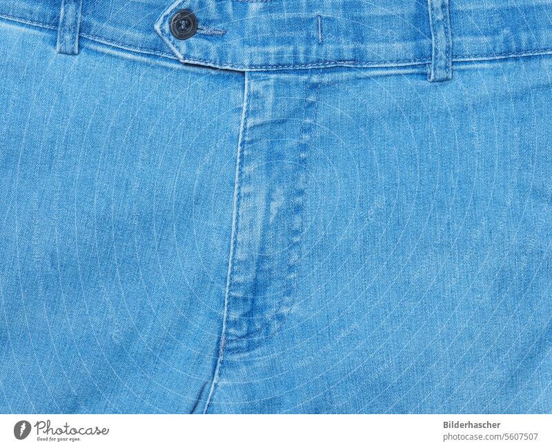 Detail einer Jeanshose mit Hosenschlitz, Hosenbund und Gürtelschlaufen jeanshose hosenschlitz hosenbund hosenknopf gürtelschlaufe naht eingriff hosennaht