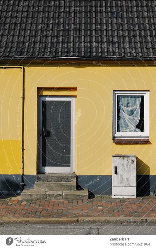 Yellow façade, front door, junction box, sidewalk, a curtain with drapery and a power line as the archetype of the dwelling Facade Transmission lines Window