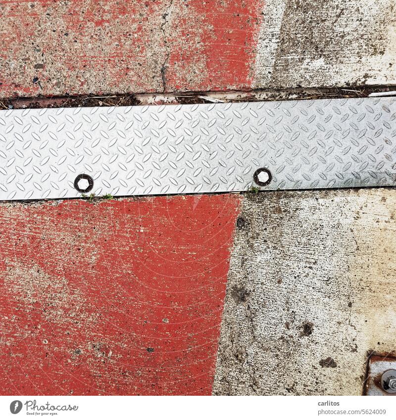 Stretch marks Bridge Concrete expansiveness Storage storage expansion joint Expansion joint Tin Cover plate Red Stripe Structures and shapes Line Pattern