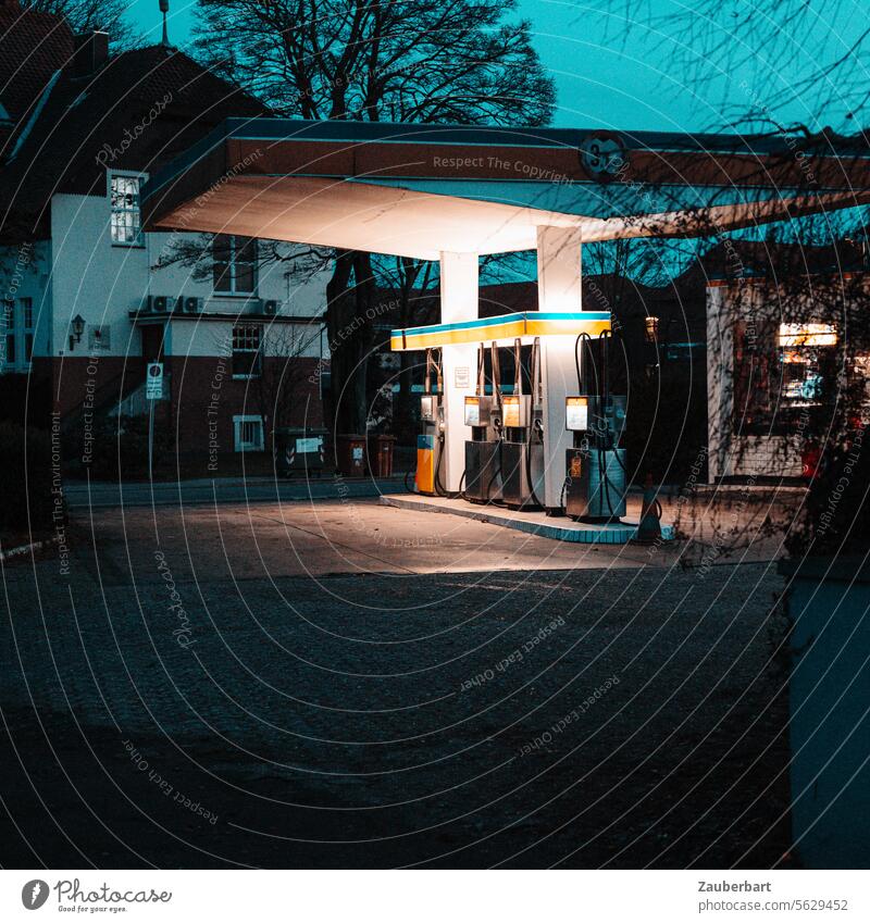 Petrol station in the evening with a movie look, the corner bar of the combustion engine Evening Nostalgia Burners Roadhouse internal combustion engine Gasoline