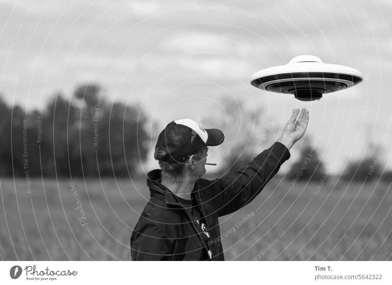 Generated Image First Contact Mann UFO s/w Zigarette mann portrait Black & white photo drohne freizeit