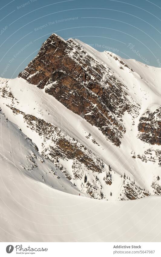 Beautiful massive snow covered mountains snowcapped rocky majestic scenic idyllic view sunny winter canada range beautiful alps landscape geology sunlight