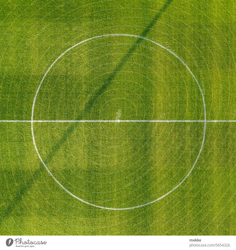 Line through the center circle Sports Playing field Center circle Circle Cross pass through Arena Sporting grounds Shadow Ball sports dash Sporting Complex