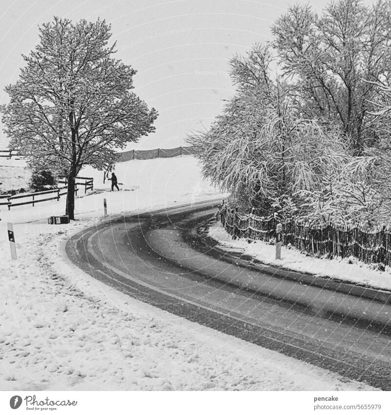 R wie … | Rutschgefahr! Winter Straße Kurve Eis Schnee rutschen kalt Winterdienst Fahrbahn vereist Wetter Bäume