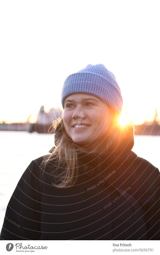 WOMAN BY THE WATER - LAST RAY OF SUNSHINE Woman 18 - 30 years Blonde Smiling Sunlight Sunset Looking away Adults Colour photo Exterior shot Young woman portrait
