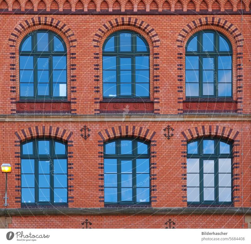 Klinkerbau mit großen Fenstern fenster hausfenster hausfassade holzfenster fensterflügel spiegelung symmetrie symmetrisch backstein ziegel klinker ziegelbau