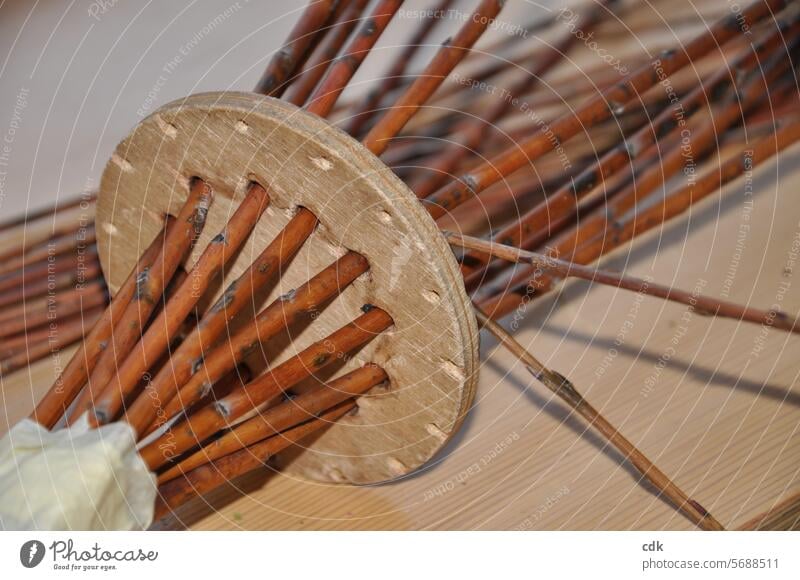 Willow weaving | learn to weave a basket with the help of a template. Willow weaving course Creativity creatively Make Do labour Nature Material hobby DIY Tool