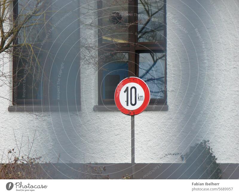 Traffic sign indicates speed limit of 10 km/h tempolimit Walking speed Road sign Prohibition sign Speed Germany