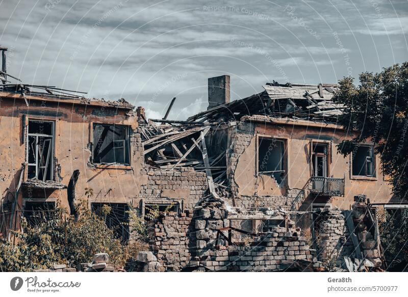 destroyed houses in an abandoned city without people in Ukraine Donetsk Kherson Kyiv Lugansk Mariupol Russia Zaporozhye attack bakhmut blown up bombardment