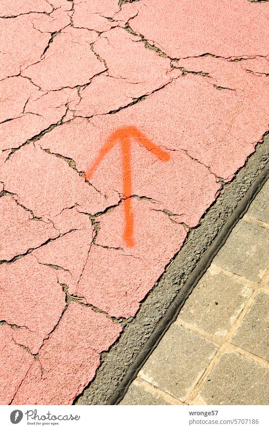Geradeauslaufen Richtungspfeil Markierung Sportveranstaltung Straße Radweg rote Wegmarkierung Pfeil Laufrichtung Sprühdose