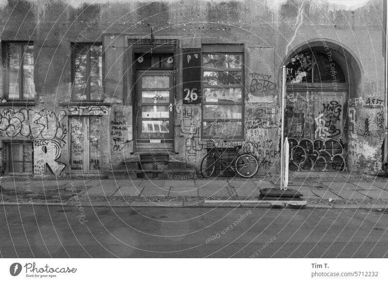 Kreuzberg Displacement dwell 26 b/w door Entrance Black & white photo Architecture Day Deserted B/W Exterior shot B&W House (Residential Structure) Berlin