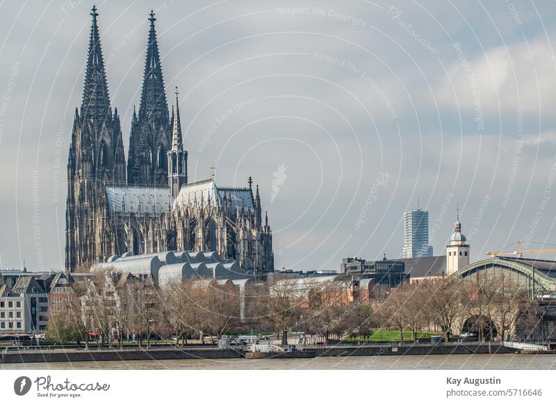 Cologne Cathedral Tourist Attraction Landmark Church Colour photo Exterior shot Architecture Religion and faith Building Sky Town Manmade structures Tourism