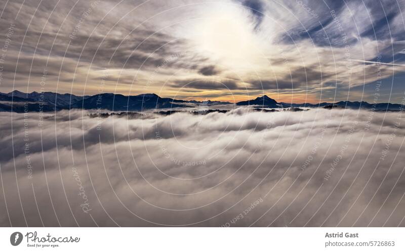 Drohnenaufnahme im Winter mit Nebel im Tal und Sonne im Gebirge luftaufnahme drohnenfoto landschaft nebel berge gebirge alpen allgäu bayern himmel wetter
