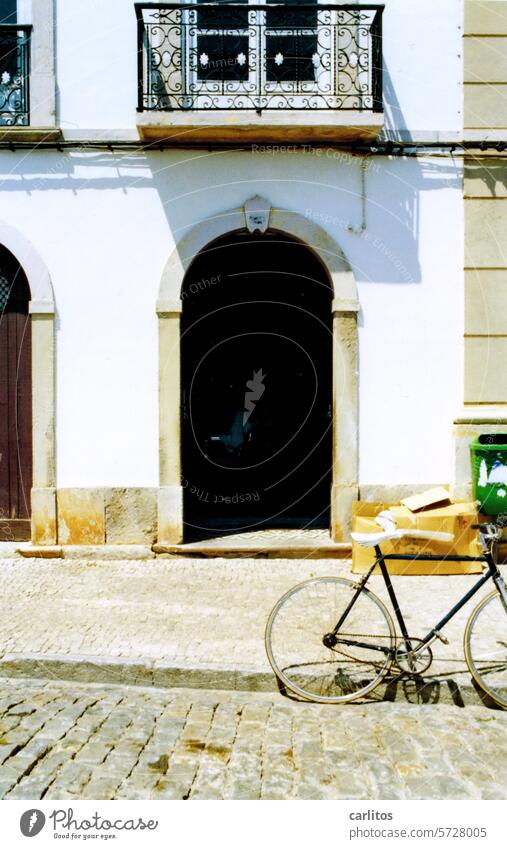 Uma bicicleta em Portugal | A bicycle in Portugal vacation City trip House (Residential Structure) Archway Facade off curb Bicycle Vacation & Travel Old town