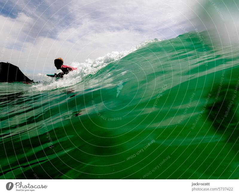Früh übt sich, wer ein Meister auf dem Surfbrett werden will Surfer young Ocean Waves Surfing surfing waves sports activity coast Lifestyle Sports Wavy line