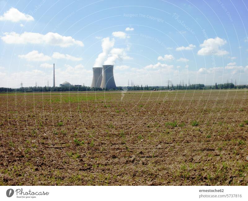 Atomkraftwerk in Grafenrheinfeld, Blick von den Feldern in der Nähe KKW Bergrheinfeld Bayern Franken braun