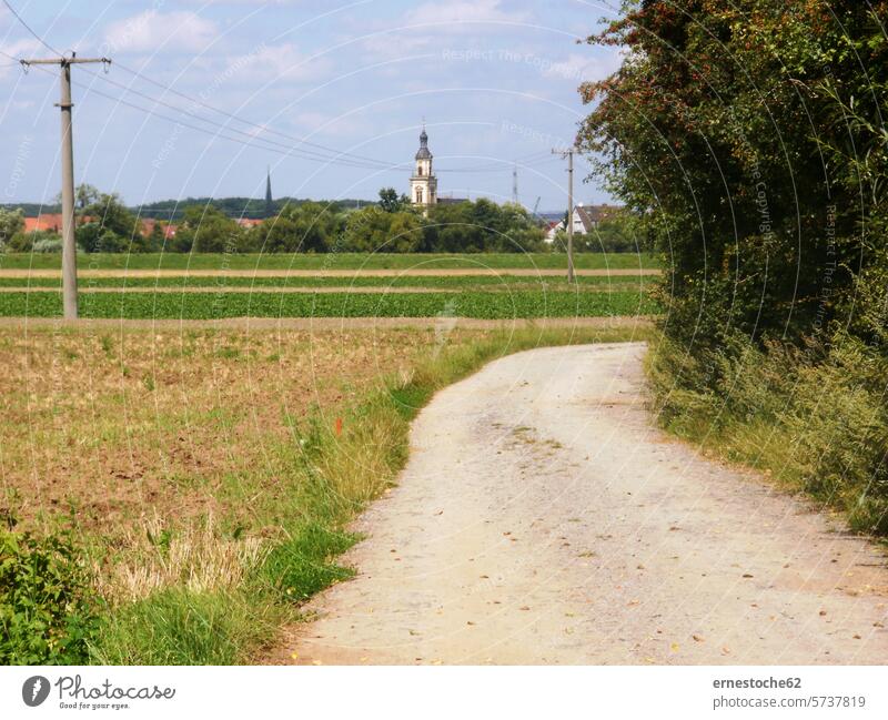 Felder mit Blick auf die Dorfkirche Bergrheinfeld Kirche Feldrain Feldweg grün Maria Schmerz Kirche Tasch Gebüsch