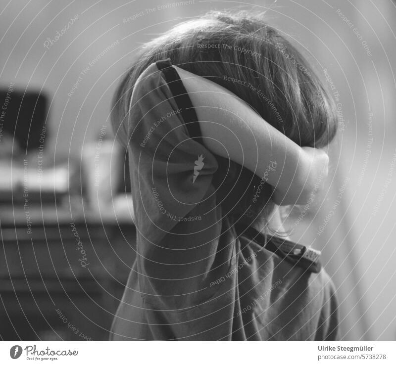 A child holds its head Black and white photography Life with children arm relaxation Photos of everyday life Child hair Back of the head Human being Head