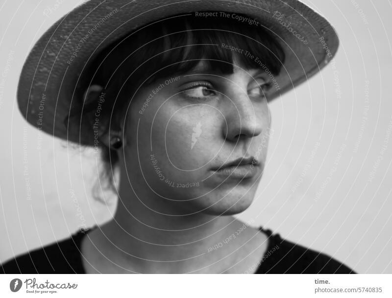 Woman with straw hat Hat Half-profile View to the side Earnest Dark-haired Straw hat portrait Dress Meditative feminine Skeptical Face Intensive Observe look
