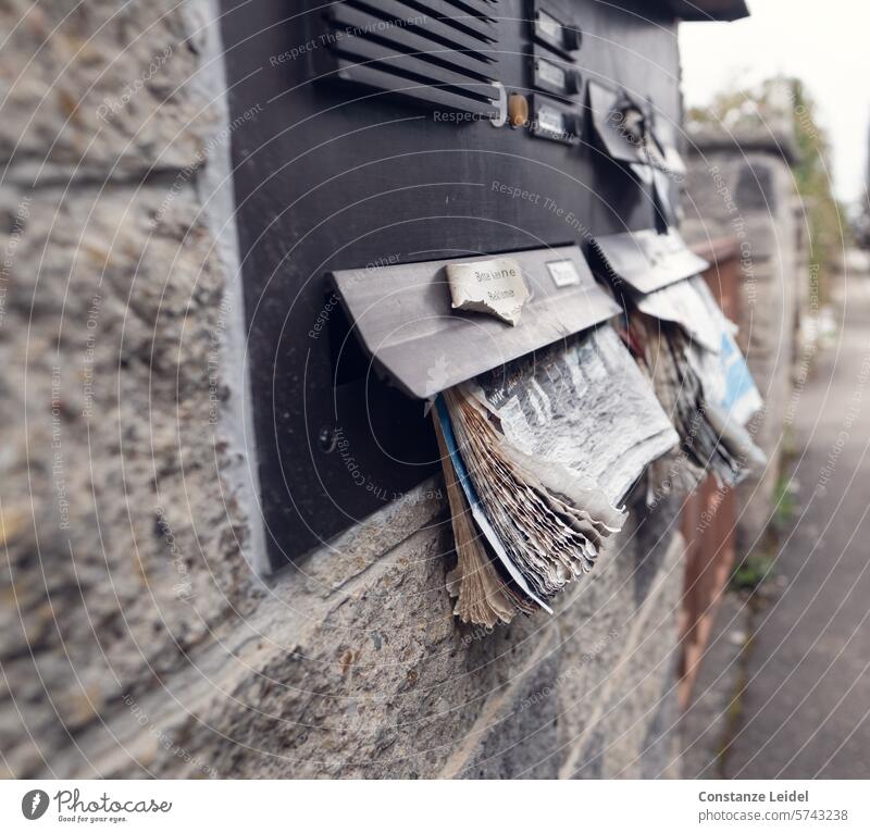 Overflowing letterbox - unknown address Mailbox Newspaper Forget moved out Advertising Communicate House (Residential Structure) Letter (Mail)