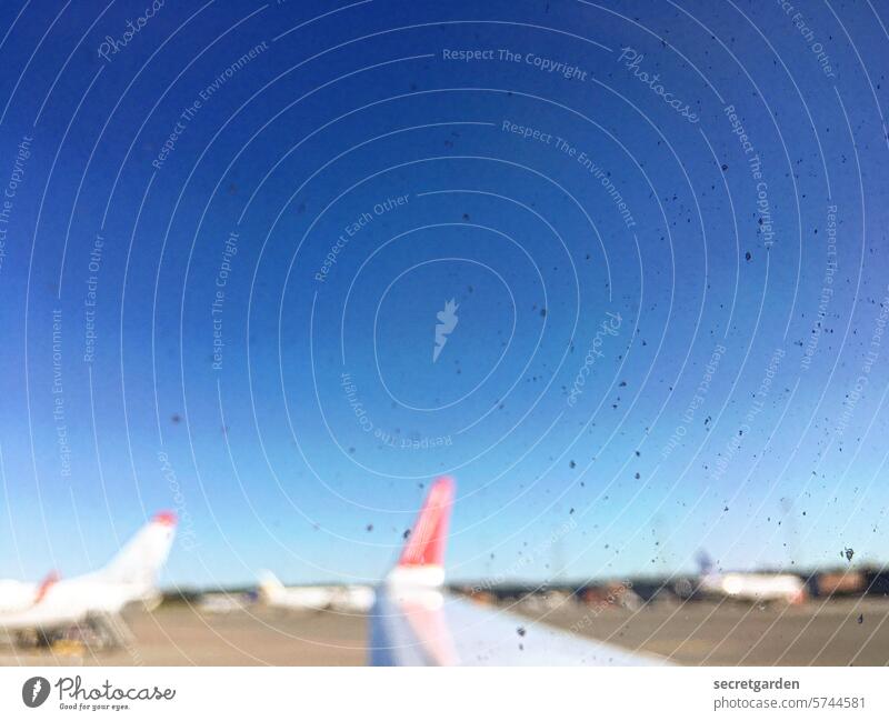 Diopter -3 blurred dioptric see eyes Airport flight Airplane Airfield Slice points Dirty focus Aircraft carrier Runway Sky Cloudless sky Aviation Flying