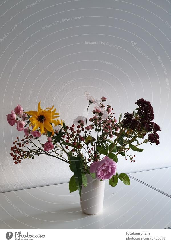 Vase with bouquet of flowers Bouquet White garden flowers Interior shot Decoration Vase with flowers Flower Flower vase Copy Space at home Ostrich