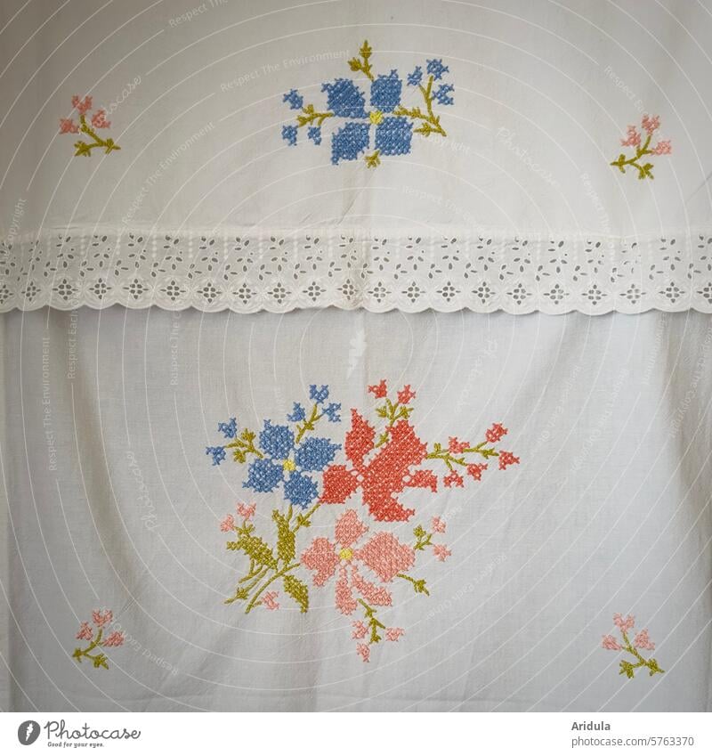 Embroidered flowers on white fabric with lace trim Cloth Embroidery blossoms Border Point White tawdry Handcrafts Laundry ornamental textile Sewing Decoration