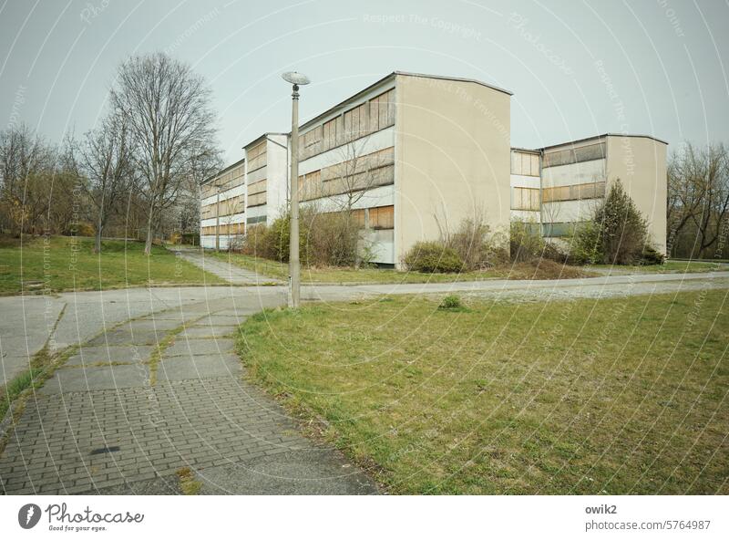 It has developed Elementary school forsake sb./sth. Vacancy Impending crisis Dismissive GDR architecture GDR past Eastern Germany Saxony prefab district