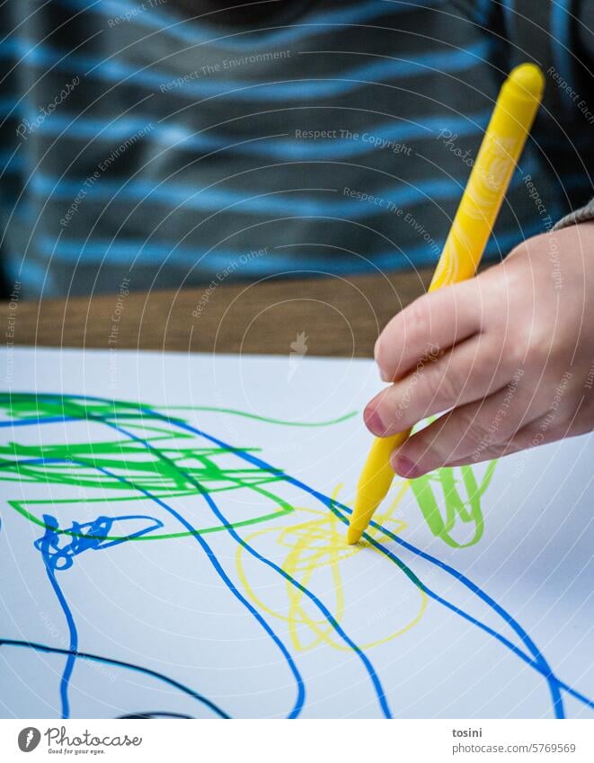 A toddler draws a picture with a felt-tip pen with his left hand Art Left-handed Felt-tipped pen Work of art Hand Fingers Colour photo Artist Multicoloured