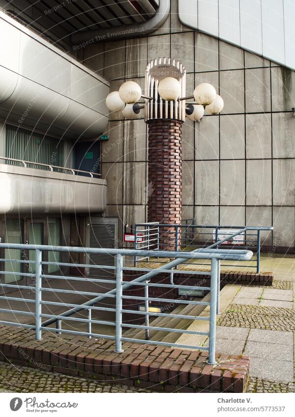 Siebziger Jahre Architektur | Säule mit Lampen am ICC Berlin Kongreßzentrum Architektur der 70er Jahre Architektur Ikone Gebäude Großbau Berliner Architektur