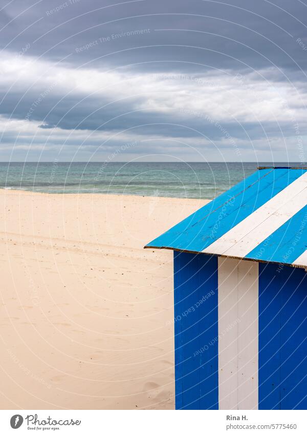 Strandhütte am menschenleeren Strand mit Meerblick Beach sea wolkenformation Urlaub