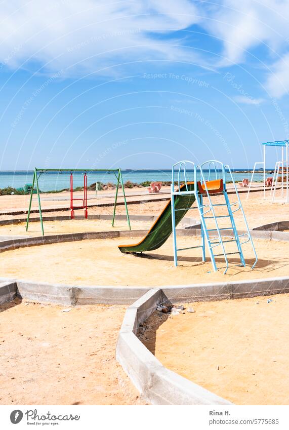 Strandspielplatz mit Meerblick ohne Kinder Spielplatz beach menschenleer Vorsaison Horizont Himmel