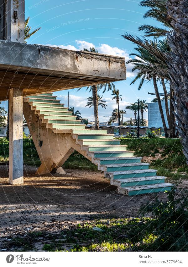 Aussentreppe 60er Jahre Hausruine Treppe Bauruine Architektur der 70er Jahre Palmen Beton marode