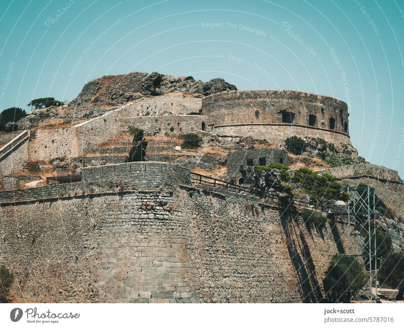 Keine Festung ist so stark, dass die Zeit sie nicht einnehmen kann Stone wall Manmade structures Sea fortress Fortress Tourist Attraction Old Crete Greece